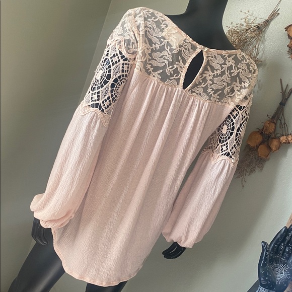 ELLA MARA Chic Elegant Lace Accent Blouse in Light Pink Top - Picture 9 of 15